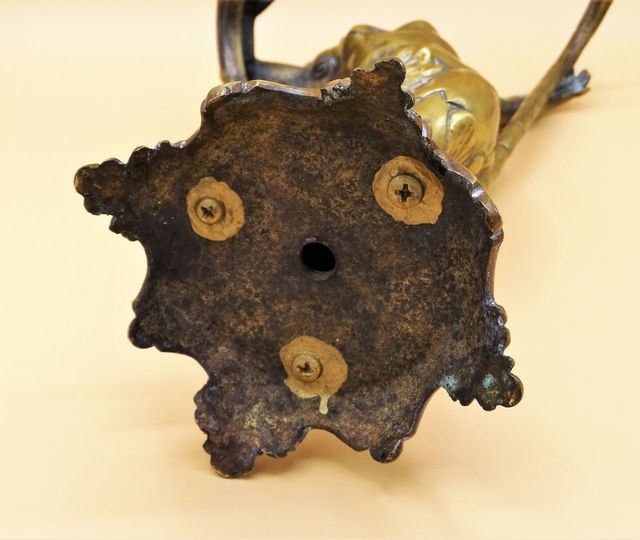 Figura de bronce de mujer