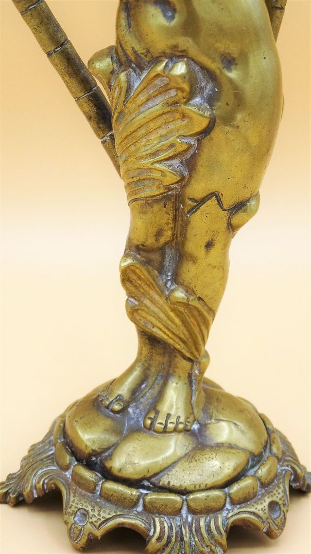 Figura de bronce de mujer