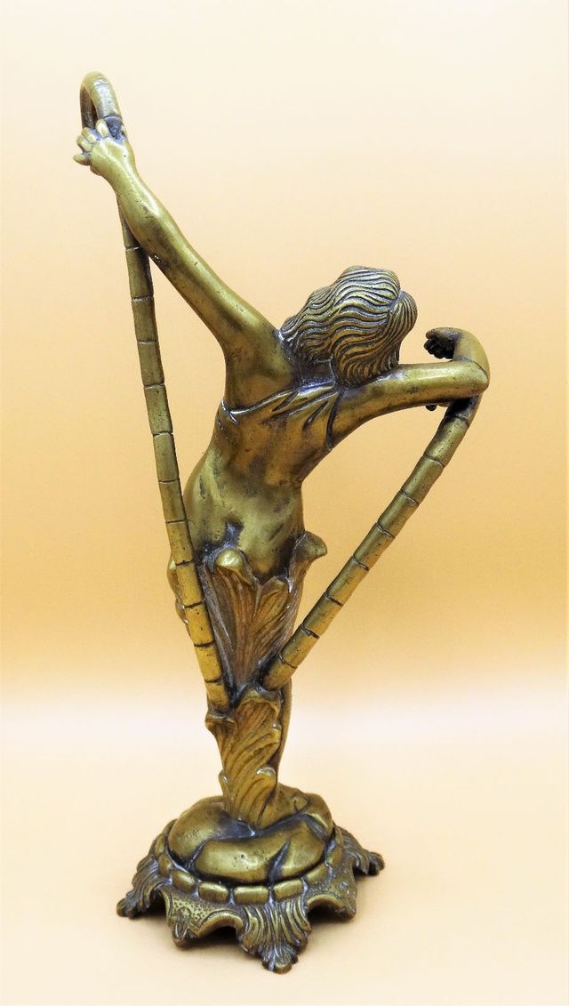 Figura de bronce de mujer