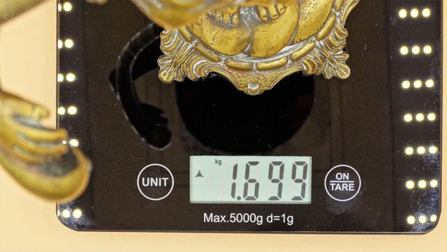 Figura de bronce de mujer