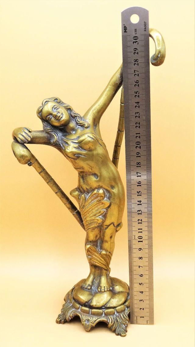 Figura de bronce de mujer