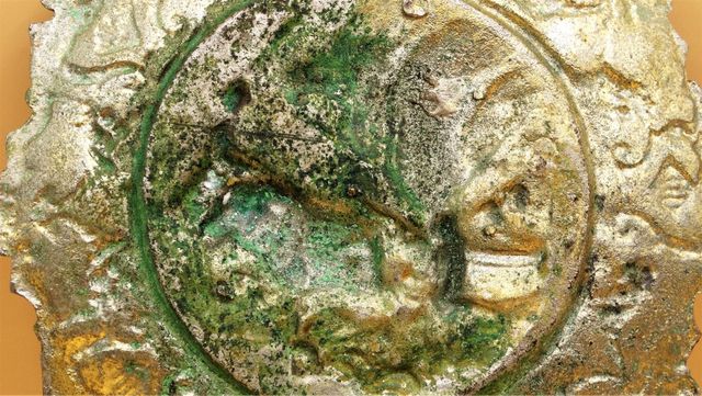 Antiguo plato en relieve de bronce