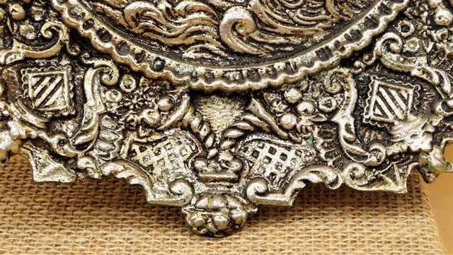 Antiguo plato en relieve de bronce