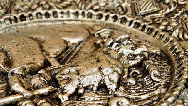 Antiguo plato en relieve de bronce