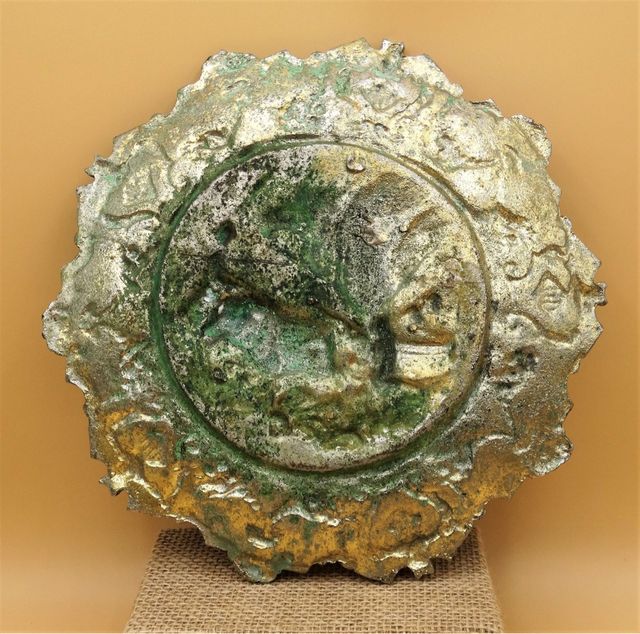 Antiguo plato en relieve de bronce