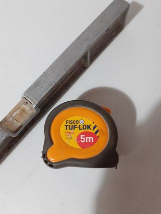 Nivel de aluminio y metro flexible