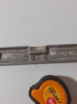 Nivel de aluminio y metro flexible