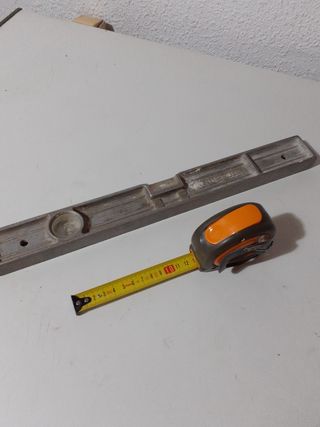 Nivel de aluminio y metro flexible