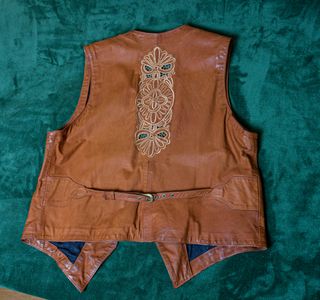 chaleco cuero  con bordados, Harley moda