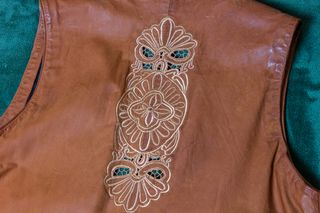 chaleco cuero  con bordados, Harley moda