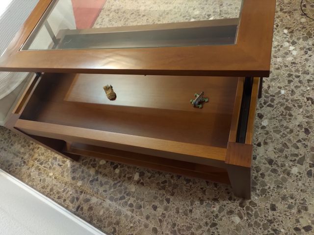 Mesa salón nogal con cristal solo venta en persona