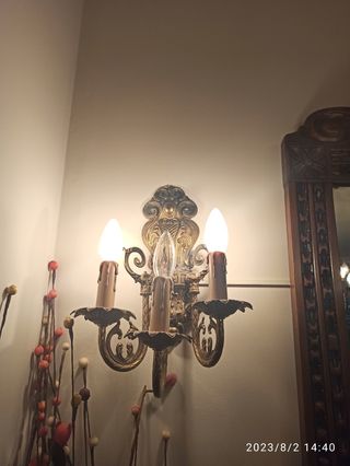 Dos aplques de bronce y cobre.i