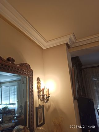 Dos aplques de bronce y cobre.i