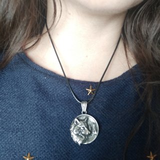 COLGANTE NUEVO DOBLE CARA LOBO. ACERO. Color plata