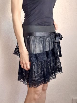 Falda encaje negro y forro beige. HALLOWEEN