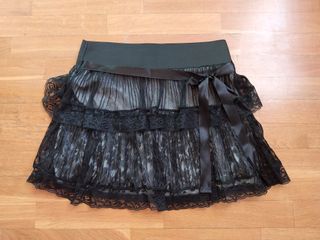 Falda encaje negro y forro beige. HALLOWEEN