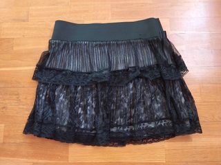 Falda encaje negro y forro beige. HALLOWEEN