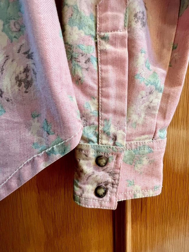 Camisa vaquera de mujer. Color rosa con estmpado 