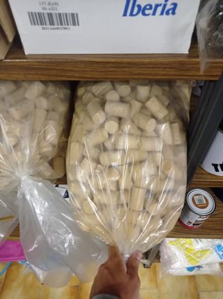 corchos, tintes de pelo, brochas y pintura.