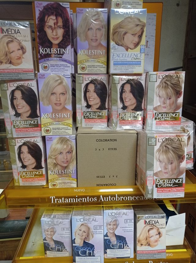 corchos, tintes de pelo, brochas y pintura.