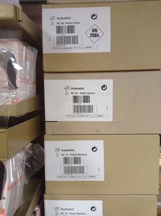 corchos, tintes de pelo, brochas y pintura.