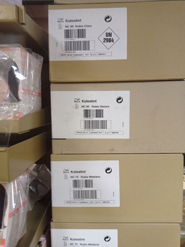 corchos, tintes de pelo, brochas y pintura.