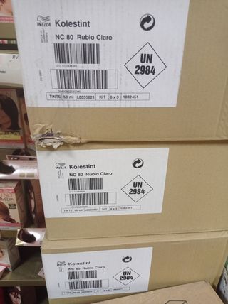 corchos, tintes de pelo, brochas y pintura.