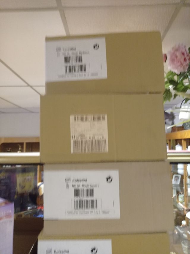 corchos, tintes de pelo, brochas y pintura.