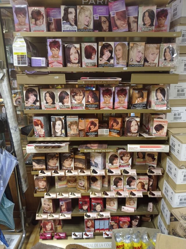 corchos, tintes de pelo, brochas y pintura.