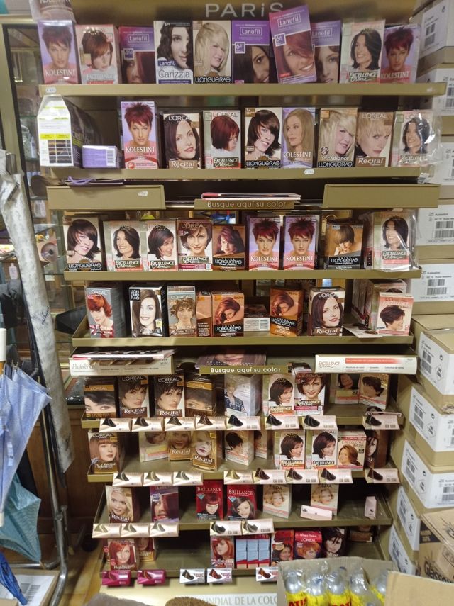 corchos, tintes de pelo, brochas y pintura.