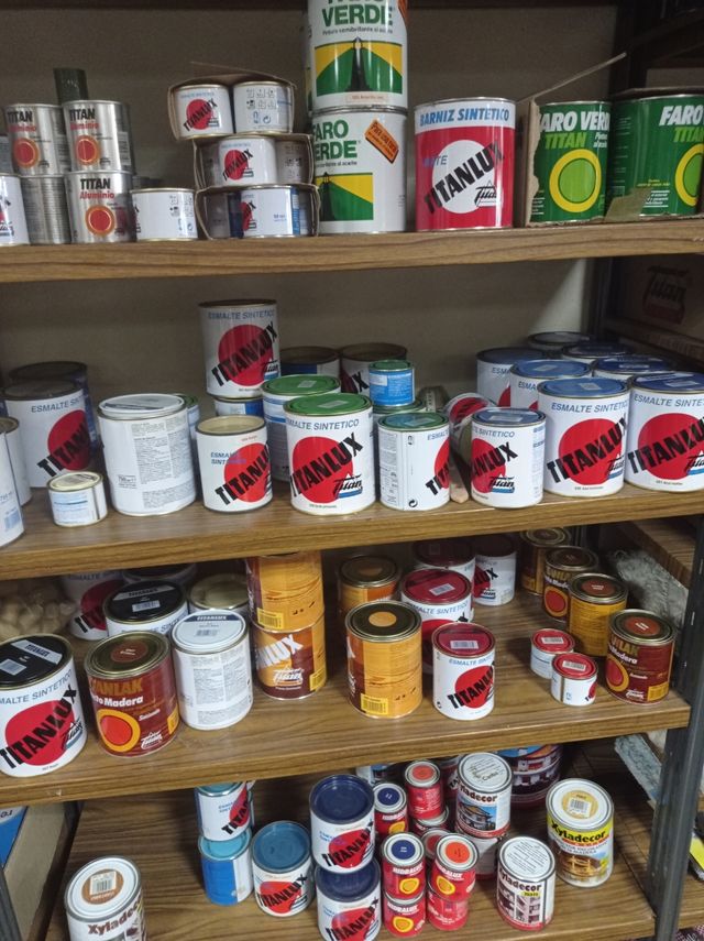 corchos, tintes de pelo, brochas y pintura.