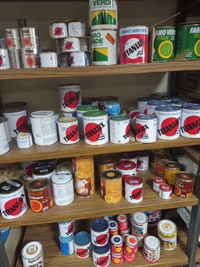 corchos, tintes de pelo, brochas y pintura.