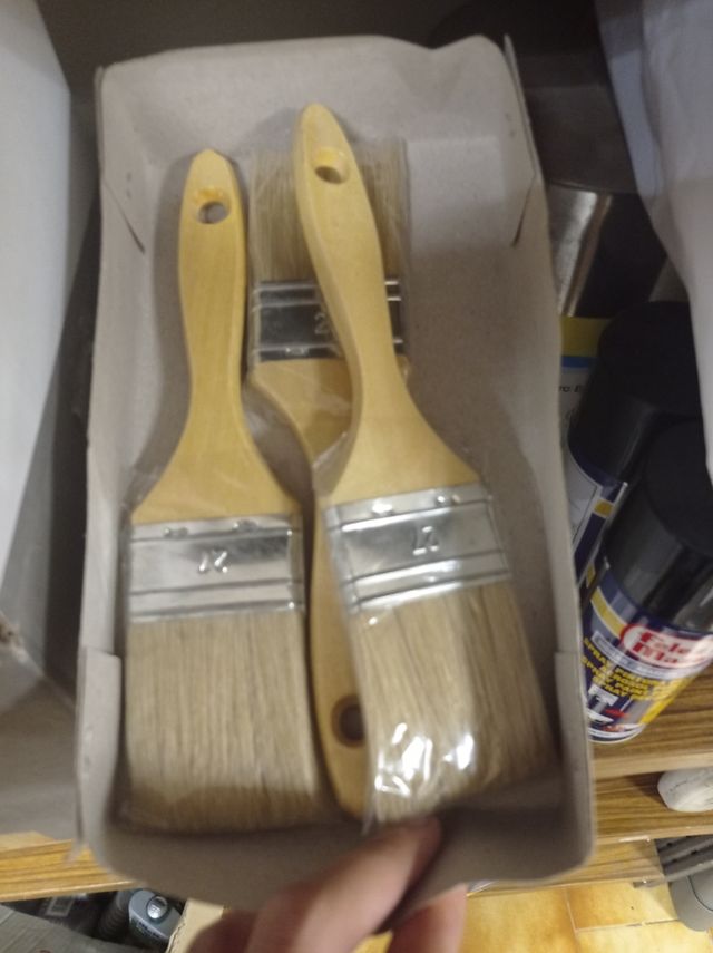 corchos, tintes de pelo, brochas y pintura.