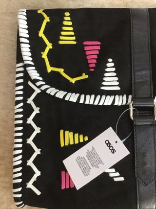 Bolso de mano ante con etiquetas