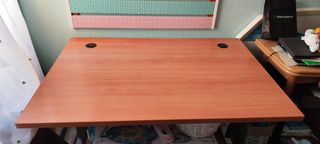Mesa de oficina Ikea de metal y madera 
