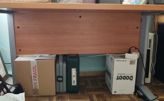 Mesa de oficina Ikea de metal y madera 