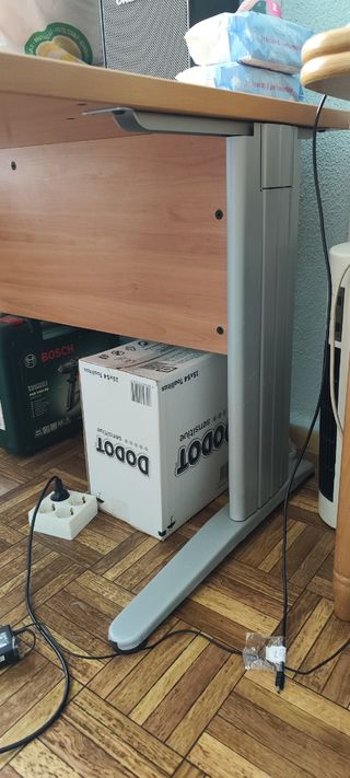 Mesa de oficina Ikea de metal y madera 