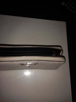 Monedero Guess blanco.De piel.