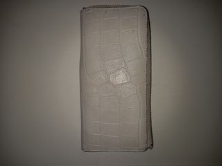 Monedero Guess blanco.De piel.