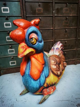 Juguete. Pollo. Balancín. Antiguo