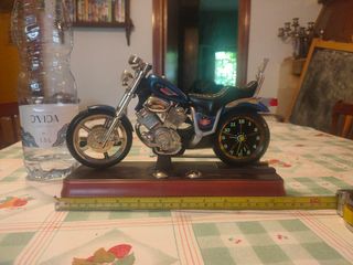 Moto radio FM y reloj despertador 