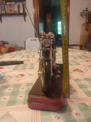 Moto radio FM y reloj despertador 