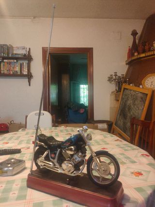 Moto radio FM y reloj despertador 