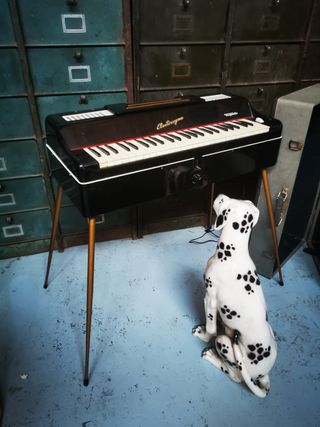 Órgano antiguo con patas. Electrorgran 