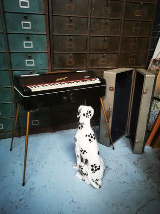 Órgano antiguo con patas. Electrorgran 