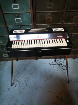 Órgano antiguo con patas. Electrorgran 