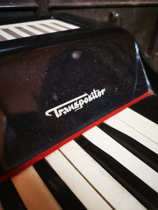 Órgano antiguo con patas. Electrorgran