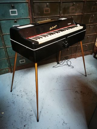 Órgano antiguo con patas. Electrorgran 