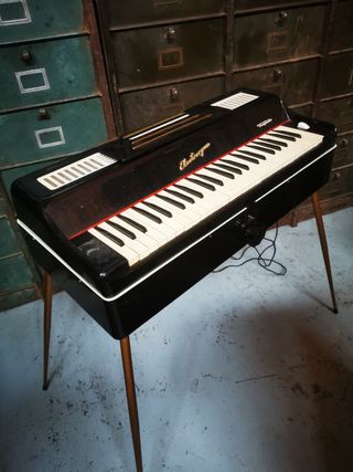 Órgano antiguo con patas. Electrorgran 