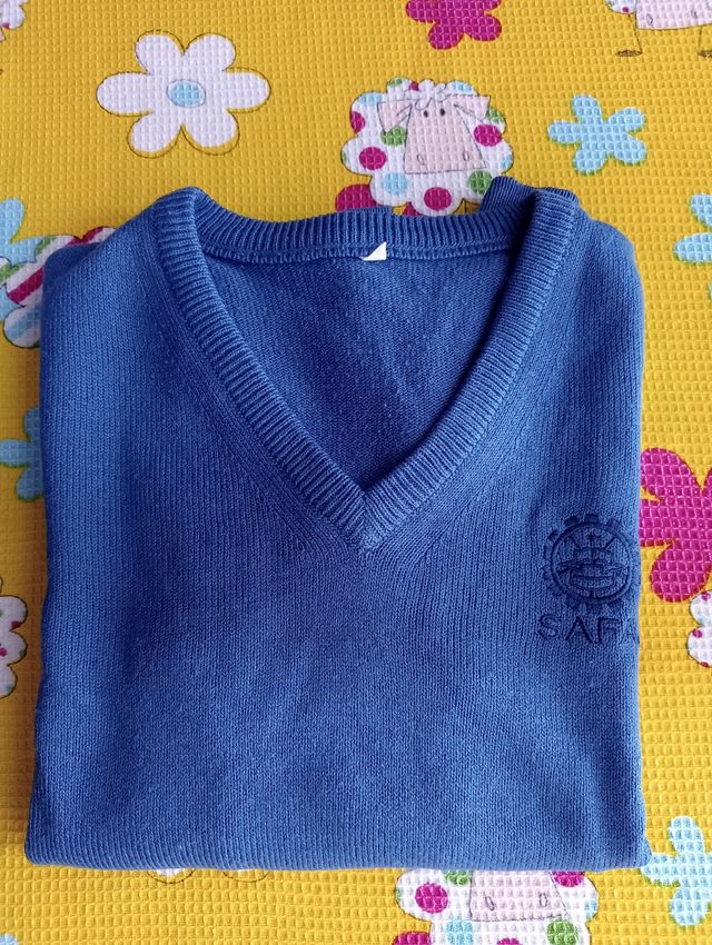 Uniforme ,tengo varios jerseys y politos y polar.